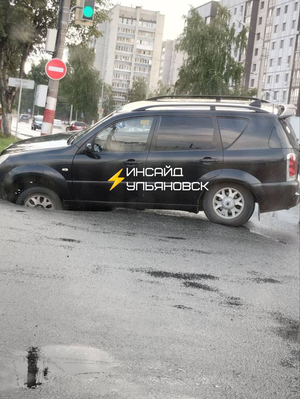 В Ульяновске на улице Кирова машина провалилась колесом под землю. Фото: Инсайд Ульяновск