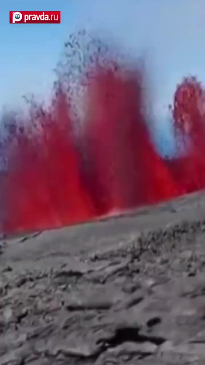 Извержение вулкана Питон де ла Фурнез на Реюньоне заставило туристов бежать в панике