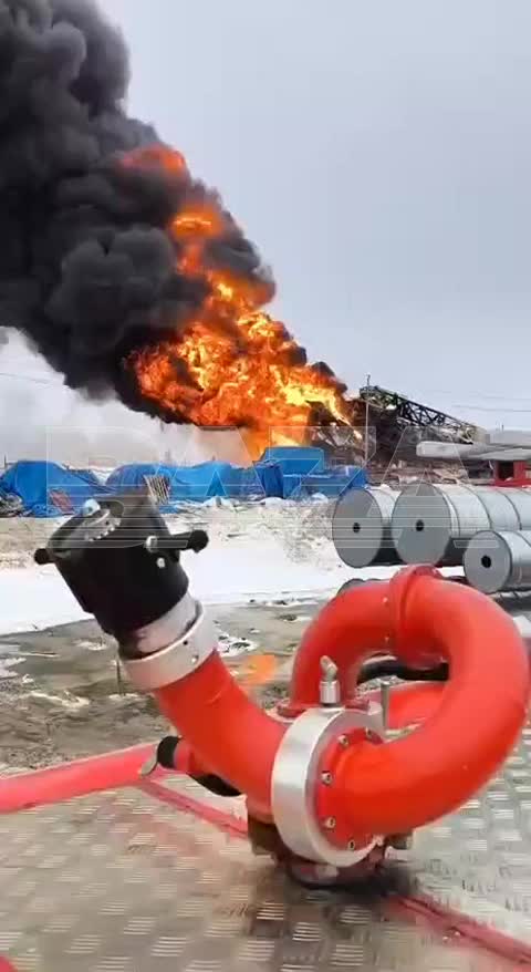 Пожар на нефтяном месторождении в ЯНАО: обрушение вышки и пострадавшие