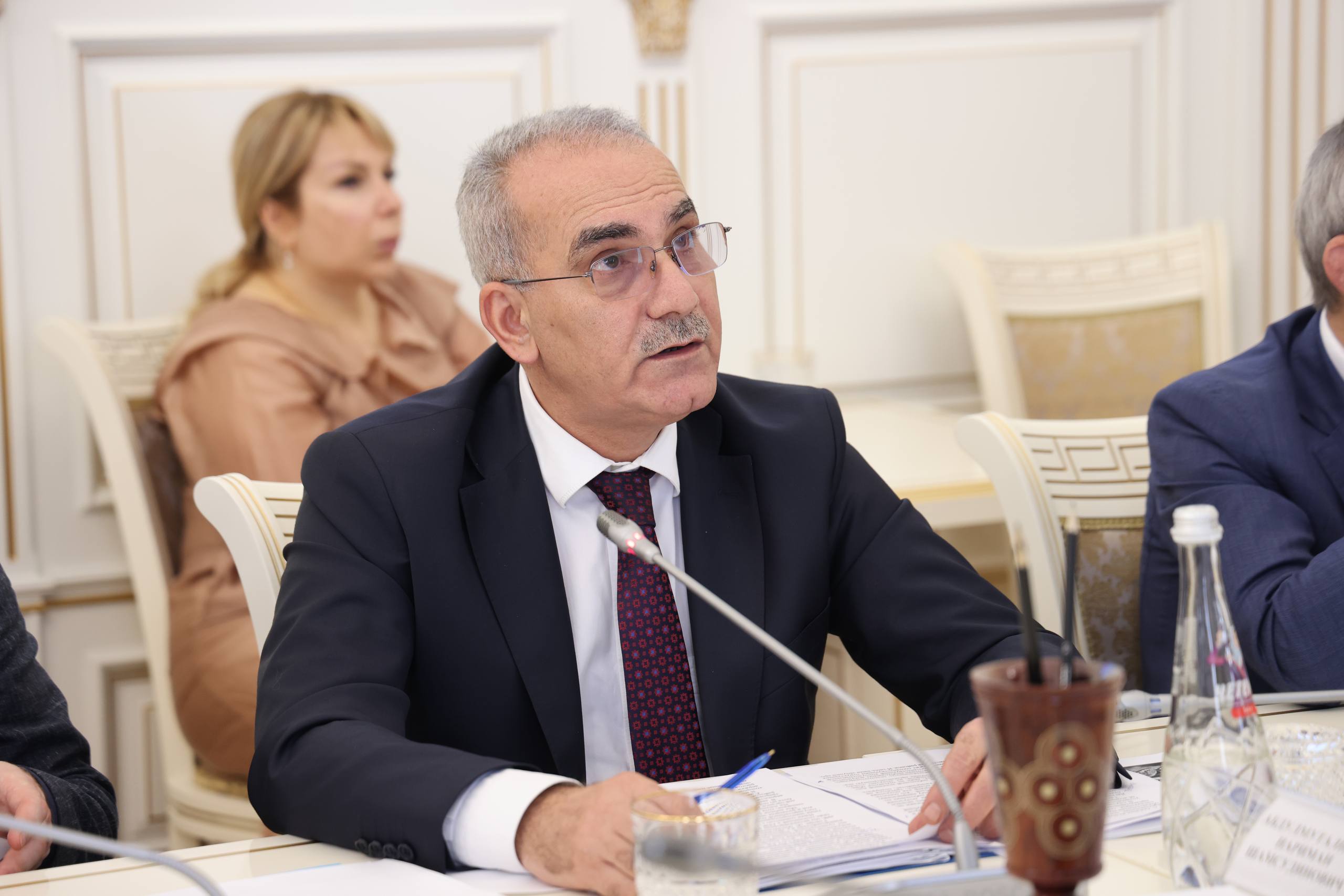 АПК Дагестана получит рекордные 3,5 млрд рублей субсидий в 2025 году.  На совещании по актуальным вопросам под руководством Сергея Меликова вице-премьер РД Нариман Абдулмуталибов представил доклад об эффективности использования субсидий в агропромышленном комплексе региона. На отрасль приходится 20% всего произведённого регионом ВРП.    «В текущем году в республике предусмотрены средства федерального бюджета в объеме чуть более 3,5 млрд рублей, что на 678 млн рублей больше, чем в 2024 году. Сравнение с 2017 годом показывает увеличение средств почти в 2 раза  около 2 млрд », — подчеркнул вице-премьер РД.  По итогам прошлого года индекс роста производства продукции сельского хозяйства составил 106,1%, что является максимальным результатом за последние 10 лет.  Нариман Абдулмуталибов подробно остановился на помощи виноградарям:    «Хотелось бы отметить значительное повышение государственной поддержки виноградарства и виноделия из Федерального центра в последние годы. Если в 2021 году на поддержку отрасли было выделено 226,4 млн рублей, то на 2025 год предусмотрено около 1 млрд рублей».  Зампред Правительства отметил, что господдержка позволяет привлекать в отрасль АПК более 10 млрд рублей внебюджетных средств ежегодно.    Цифровизация процесса предоставления субсидий через систему «Электронный бюджет» позволила сделать процедуру более прозрачной и доступной для сельхозпроизводителей.    Сергей Меликов потребовал от представителей профильных ведомств усилить контроль за освоением субсидий в АПК, а также исключить любые коррупционные составляющие при выделении денежных средств и их освоении.
