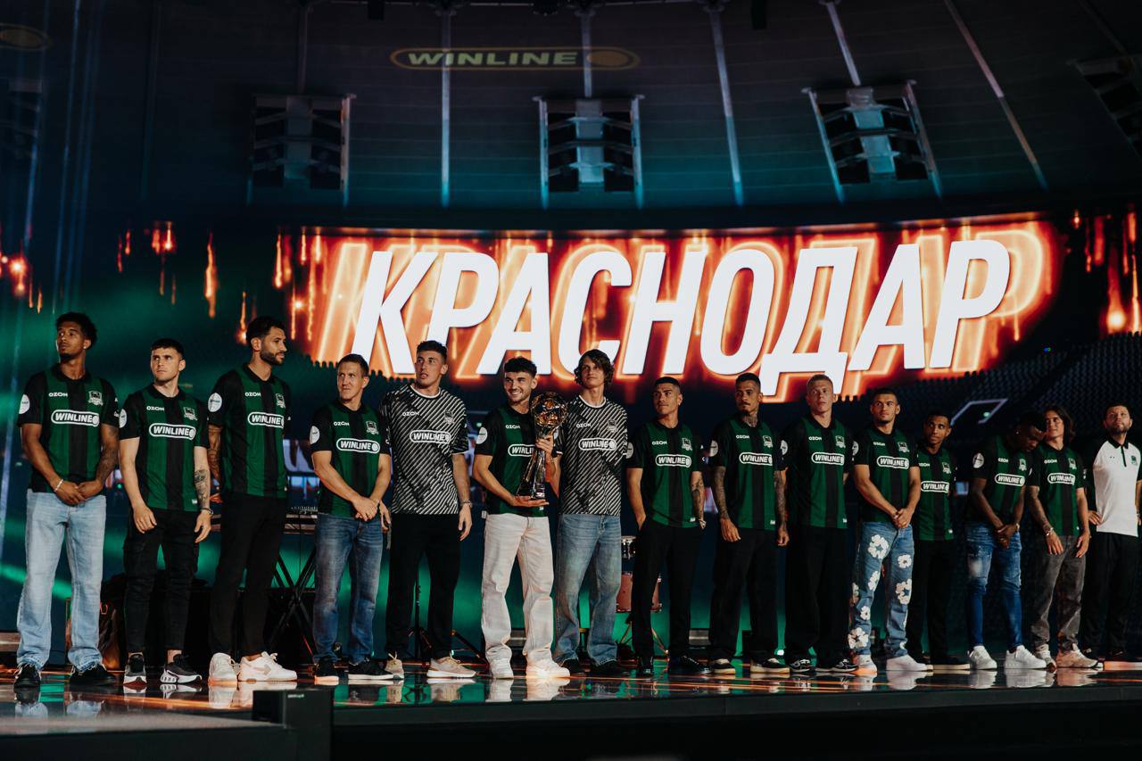 Сергей Галицкий с командой ФК "Краснодар" внесены в базу "Миротворец" В списке 11 футболистов, главный тренер Мурад Мусаев, генеральный директор Владимир Хашиг и основатель клуба. ⏺ Это произошло после того, как перед матчем с ЦСКА, прошедшим 10 мая, игроки вместе с детьми участников СВО вышли на поле. — признан экстремистским на территории РФ. Фото: fckrasnodar KrasnodarMedia Прислать новость