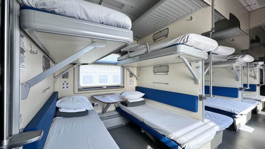 Постельное белье в плацкарте РЖД теперь считается дополнительной услугой и не включается в стоимость Раньше галочка напротив приобретения белья стояла автоматически а теперь всё нужно выбирать вручную Также бельё можно купить уже на месте за дополнительную плату Подписаться на chpulsk Мы в MAX