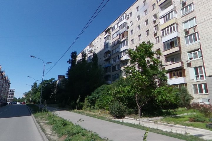 СК проверяет гибель упавшей с девятиэтажки 59-летней волгоградки  5 августа в Ворошиловском районе Волгограда очевидцы стали свидетелями падения с девятиэтажки пожилой женщины. Происшествие случилось утром 5 августа во дворе многоквартирного дома №24 на ул. Циолковского. По данным жильцов МКД, прибывшие медики спасти пострадавшую не смогли. Она скончалась на месте.  Информацию о гибели 59-летней волгоградки подтвердили в СУ СК России по Волгоградской области.  - В настоящее время проводится проверка по факту обнаружения на улице напротив дома Nº24 по ул. Циолковского тела женщины 1966 г.р., где она жила одна. Смертельные травмы получила при падении с балкона своей квартиры, расположенной на 9 этаже. Телесных повреждений, кроме характерных при падении с большой высоты, не обнаружено, - подчеркнули в пресс-службе следственного органа.
