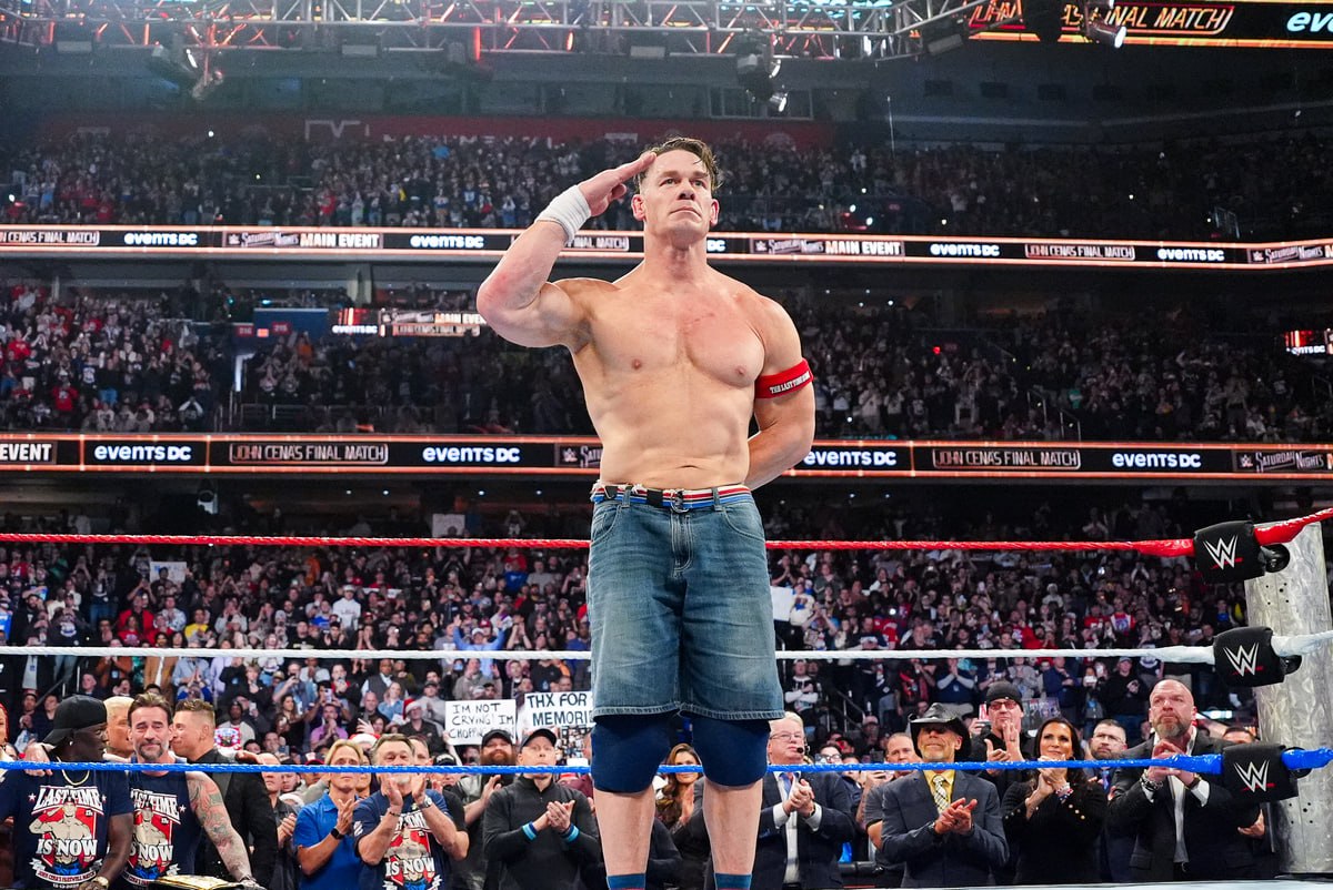 Джон Сина завершил карьеру в рестлинге В последнем бою он проиграл австрийцу Вальтеру Хану который выступает под псевдонимом Гюнтер После матча публика аплодировала 48 летнему Сине стоя На прощание рестлер отдал салют и оставил на ринге свою обувь и напульсники Больше новостей в Daily News