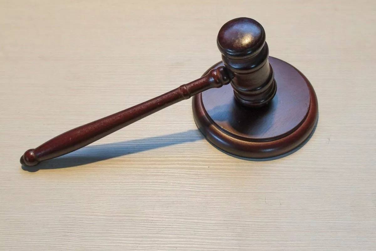 Организаторы кредитного кооператива Сберегательный союз получили сроки в Краснодаре Пятерых участников схемы Рафаэля Бабаева Владислава Хачияна Юрия Пышина Оксану Гребенщикову и Игоря Герасимова признали виновными в крупном мошенничестве С 2014 по 2019 год они привлекали деньги людей под видом вложений в кредитные кооперативы с высокими процентами около 13 годовых На деле КПК Мой вклад а позже Сберегательный союз работали как обычная финансовая пирамида проценты платили за счёт новых вкладчиков Пострадали 1197 человек ущерб более 870 млн рублей   Бабаеву назначили наказание в виде 9 лет 10 месяцев лишения свободы Хачияну 7 лет Пышину 4 года 6 месяцев Гребенщиковой 5 лет Герасимову 4 года 1 месяц Все осужденные будут отбывать наказание в колонии общего режима Их имущество на сумму свыше 873 млн рублей остаётся под арестом Кубанские Новости   Мы в MAX