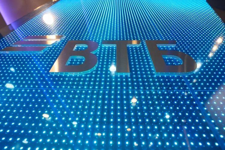 Вклады ВТБ теперь можно открыть на Почте России ВТБ запустил оформление вкладов и накопительных счетов в каждом втором отделении Почты России Это 23 тысячи точек по всей стране Несмотря на снижение ключевой ставки ЦБ клиенты сохраняют тренд на накопления Вклад это классика для сохранения и преумножения средств ВТБ дает полную свободу в выборе способа открытия накопительного продукта в офисе онлайн через выездного менеджера Сейчас расширяем инфраструктуру и для клиентов Почта России для миллионов клиентов которые там регулярно обслуживаются ВТБ сохраняет высокие ставки и позволяет удобно быстро и просто идти к своим финансовым целям рассказал член правления ВТБ Дмитрий Брейтенбихер kuzzbas ru news finance 77559 html