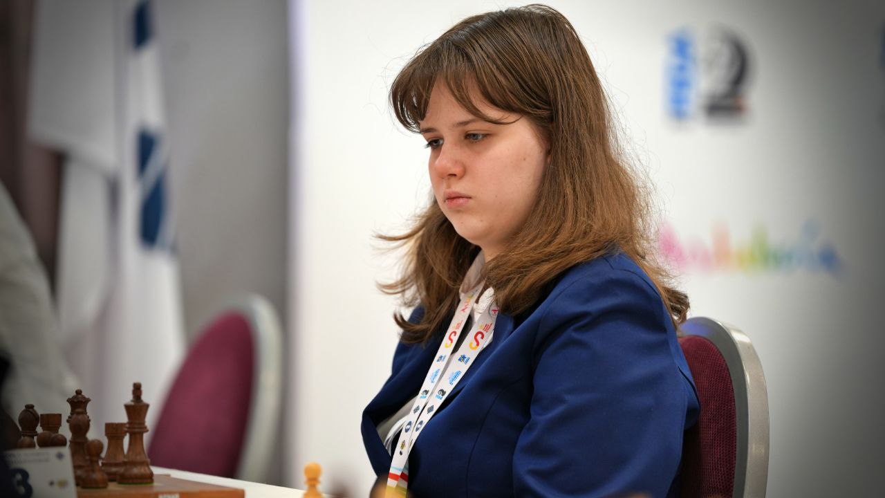 Сборная России сыграет с командой Узбекистана в четвертьфинале чемпионата мира Россиянки обыграли в пятом туре группового этапа шахматисток из Перу со счётом 3½ ½ Победы одержали Полина Шувалова Лея Гарифуллина и Ольга Гиря вничью сыграла Анна Шухман В первом раунде плей офф соперником нашей сборной станет команда Узбекистана Ph FIDE chessgames