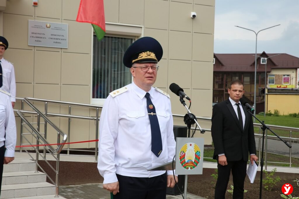 В Червене и Березино строят новые здания для прокуроров — Планируем в следующем году завершить эту работу, и тогда для прокуроров всех районов Минской области будут созданы самые комфортные, самые современные условия, — отметил генпрокурор Андрей Швед. А как обстоят дела с зарплатой и квадратными метрами #Березино #Червень Подпишись — Минская правда MLYN.by