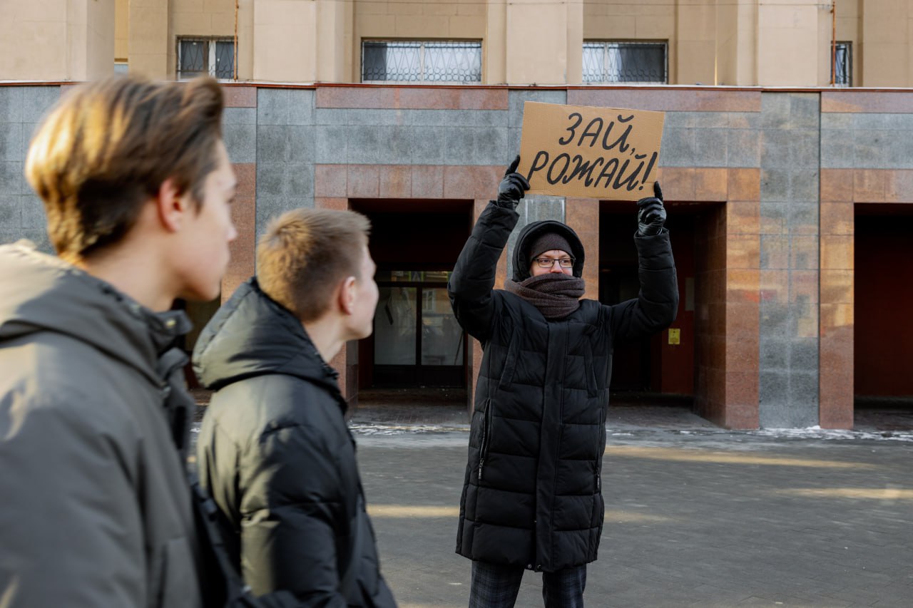 Студент из университета им. Лобачевского устроил флешмоб «Зай, рожай»  Молодые люди из нижегородских вузов вышли на утреннюю акцию в поддержку демографической меры. О ней студенты узнали из буклетов, появившихся накануне в университетах — в них говорится о том, что беременные студентки, вставшие на учет в женскую консультацию с 1 января 2025 могут получить 100 тысяч рублей.   Участники акции отмечают, что новые меры могут стать поводом для многих девушек задуматься о беременности.