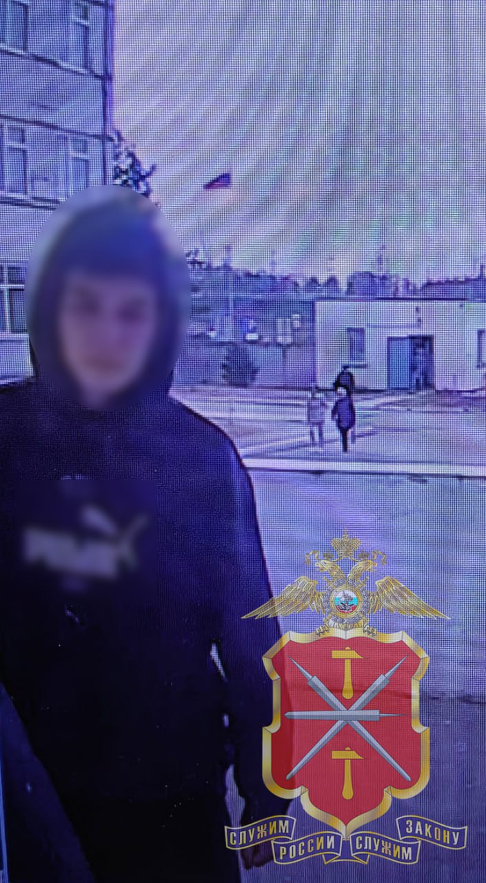 Сотрудники полиции задержали обманувшего пенсионеров 19-летнего пособника мошенников В начале марта в дежурную часть полиции обратились двое пожилых людей, которые сообщили, что стали жертвами телефонных мошенников. Туляки пояснили, что им позвонил неизвестный и сообщил что с их ее банковских счетов осуществляется финансирование запрещенных экстремистских и террористических организаций. С целью избежания уголовной ответственности было необходимо передать «курьеру» денежные средства. В результате 67-летний мужчина передал незнакомцу 3 миллиона 740 тысяч рублей, а 86-летняя пенсионерка - 1 миллион рублей. По данным фактам были возбуждены два уголовных дела по части 3 и 4 статьи 159 УК РФ «Мошенничество». В ходе проведения комплекса оперативно-розыскных мероприятий и следственных действий полицейские установили, что к данным преступлениям, причастно одно и тоже лицо. В результате профессиональных действий сотрудников Управления уголовного розыска УМВД России по Тульской области пособник преступников был задержан, им оказался 19-летний мужчина из Астраханской области, который признался в совершенных им преступлениях. Установлено, что в криминальной схеме молодой человек исполнял роль «курьера». Денежные средства, полученные от потерпевших, он переводил дистанционным аферистам на указанные ими счета. В настоящее время фигурант задержан в порядке статьи 91 УПК РФ. Полицейские устанавливают все обстоятельства совершённых деяний и остальные эпизоды его преступной деятельности на территории других регионов страны. #МВД #МВДРоссии #Полиция #ПолицияРоссии #Police #RussianPolice #Russia #ТульскаяПолиция #СТОПМошенники #НЕТМошенничеству