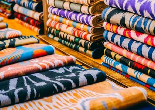 Власти Узбекистана решили поощрить строительство и эксплуатацию специализированных шелковичных ферм такие предприятия освободят от земельного налога и налога на имущество Льготы будут действовать до 1 января 2029 года Вопросы развития шелковой отрасли обсуждались на совещании под председательством президента республики Шавката Мирзиёева сообщает его пресс служба Представители профильных ведомств озвучили ряд насущных проблем Так сегодня значительная часть грен тутового шелкопряда импортируется По данным специалистов до 2030 года есть возможность увеличить уровень использования местной грены до 75 для чего требуется восстановить деятельность станций племенного греноводства В связи с чем поднимался вопрос о создании подобных объектов в Ферганской и Хорезмской областях а также двух предприятий по производству грены в Бухаре и Намангане в дополнение к 10 существующим и 4 новым подобным хозяйствам Реализация указанных планов намечена на ближайшие три года Далее на нашем сайте Актуальные новости из Центральной Азии fergananews