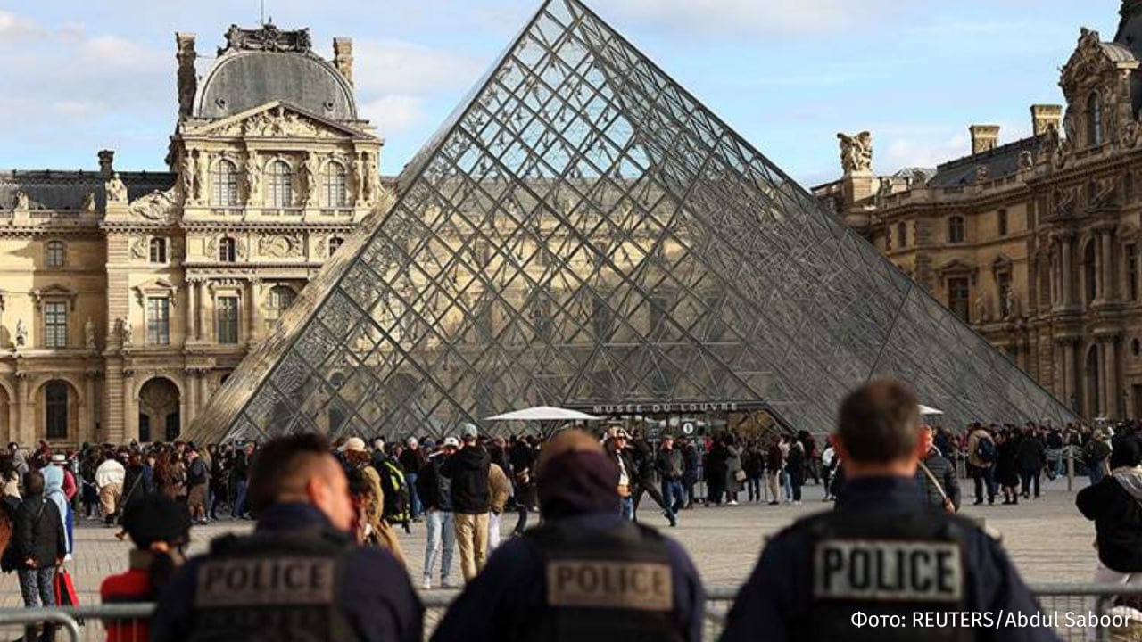Один из предполагаемых грабителей Лувра рассказал о 15 000 евро от заказчиков со славянским акцентом Абдулай Н заявил что ему было назначено щедрое вознаграждение за исполнение заказа по ограблению Лувра сообщило издание Le Parisien Причем мужчина уточнил что у тех кто с ним связывался был славянский акцент Второй подозреваемый уроженец Алжира Айед Г сказал что был завербован за день до ограбления Следствие не исключает спонсоров за рубежом Предполагаемые грабители Лувра не являются профессионалами однако связаны с криминальным миром Совсем недавно был задержан четвертый и последний из них который все это время поддерживал контакт с тремя другими подозреваемыми Напомним скандальное ограбление Лувра произошло 19 октября Из музея были украдены драгоценности на сумму 88 млн евро РЕН ТВ в Telegram в MAX