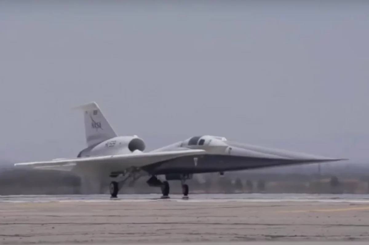 США испытали сверхзвуковой самолет X-59 «сын Конкорда», способный долететь до Лондона за 3 часа Эксперементальная модель лайнера, созданная НАСА и Lockheed Martin, в длину достигает 30,4 метра, а в ширину — 9,5 метров. Она способена развивать скорость до 925 миль в час 1,5 тыс. км/ч — а значит, долететь до Лондона за 3,5 часа, пишет New York Post. «В течение ближайших недель самолет будет постепенно увеличивать свою скорость, что приведет к испытанию высокоскоростного руления», — заявили представители производителей. В материале подчеркивается, что полеты на сверхзвуковых самолетах в США были запрещены более 50 лет. Причина — звук, возникающий, когда лайнеры превышают скорость звука — 767 миль в час. Ожидается, что тонкая конусообразная носовая часть X-59 будет разбивать ударные волны для предотвращения рева при движении лайнера. Фото: NASA / Все каналы АиФ