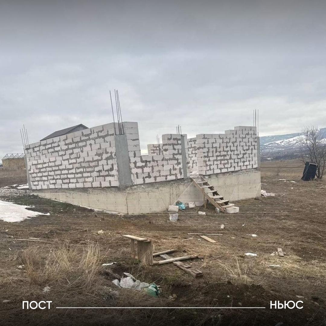 Стройфирма обманула жен участников СВО оставив их с ипотекой за недостроенные дома Строительная компания СитиСтрой стала фигурантом уголовных дел о мошенничестве в Крыму и Ростовской области По данным следствия дома не были достроены хотя семьи внесли деньги по льготной ипотеке Жительница Крыма Марианна рассказала Baza что оформила жилищный кредит и внесла 5 3 млн руб но строители возвели только фундамент Многодетная мать Алина также получила фундамент и стены после чего работы свернули а экспертиза признала объект аварийным Всего в двух регионах пострадали 290 человек включая 25 семей участников СВО Ущерб оценивается в 500 млн руб Двух фигурантов арестовали третий скрывается в Армении и объявлен в международный розыск всех виновных посадить жалко семьи Подписывайтесь на PostNews в MAX