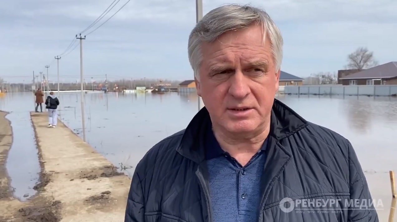 Оренбург Медиа Василий Шмарин переизбран главой Оренбургского района Депутаты Оренбургского района определились с главой На очередной срок главой района избран Василий Шмарин В Оренбургском районе руководителя администрации выбирают по конкурсу На него помимо Василия Шмарина заявились глава сельсовета Подгородне Покровское Алексей Анисимов и начальник управления ЖКХ Владимир Сметанников В итоге депутаты выбирали между Шмариным и Сметанниковым Большинство голосов получил Василий Шмарин сообщил и о вице губернатора по внутренней политике Юрий Мироненко Подробнее Оренбург подробнее на канале Оренбург Медиа