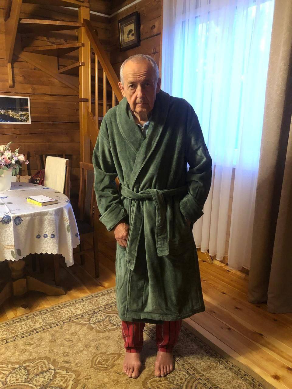 В Иркутском районе пропал бывший главврач горбольницы № 1 и экс-депутат Леонид Павлюк С обращением в полицию обратился сын. Он рассказал, что отец вышел из дома по улице Земляничной в СНТ «Авиатор-2» около 16:00. Обратно он так и не вернулся. На момент пропажи пенсионер был одет в голубые шорты, черные шлепанцы, верхняя одежда отсутствовала. Отмечается, что у него не было с собой ни сотового телефона, ни банковских карт или наличности. Если вы располагаете какой-либо информацией о местонахождении Леонида Павлюка, просьба сообщить по телефону ответственного сотрудника: 8 983 696-66-47 или 02 102 , волонтеры — 8 914 007-02-73.