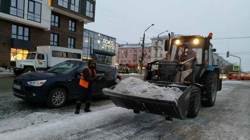 В Барнауле днем 25 января в уборке снега задействовали 101 дорожного рабочего и 49 единицы техники, сообщили в мэрии.  Они очищают и обрабатывают ото льда в том числе тротуары, подходы к пешеходным переходам и площадки остановочных павильонов.  В администрации подчеркнули, что основные работы по уборке и вывозу снега с улиц осуществляют в ночное время. В ночь на 25 января задействовали 78 машин, вывезли более трех тысяч кубометров снега.  Водителей попросили не парковать машины вдоль проезжей части в темное время суток, чтобы техника беспрепятственно чистила дороги.  Фото: мэрия Барнаула