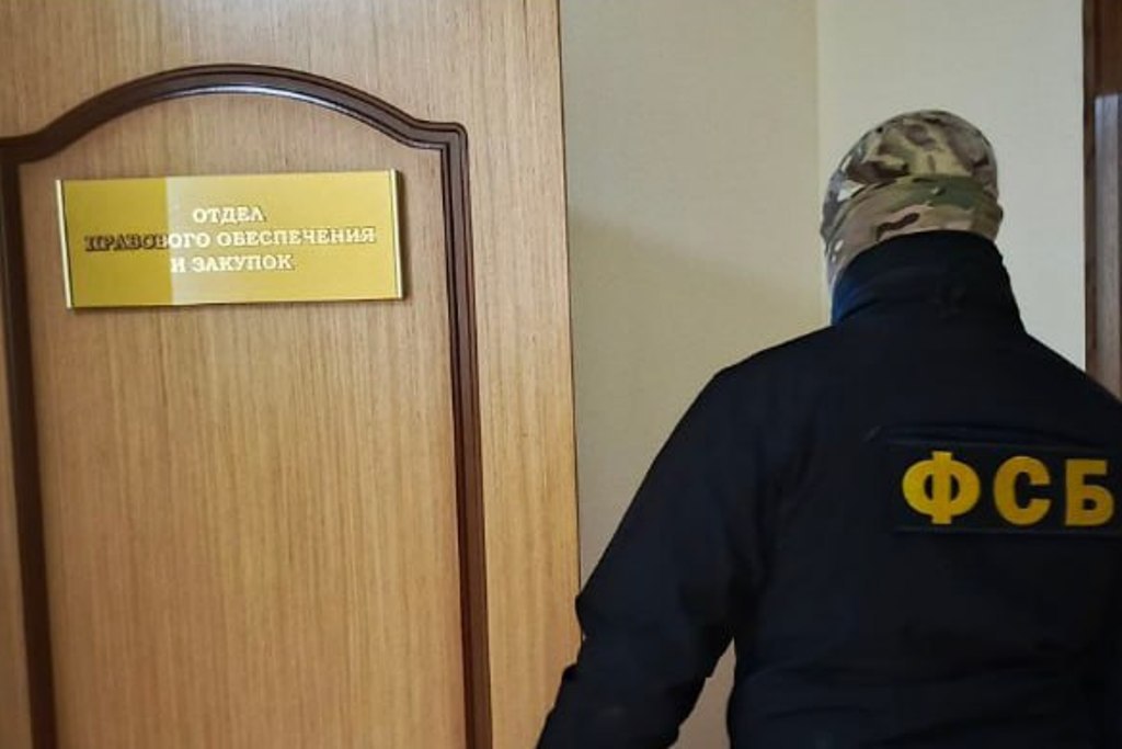 Помогли похитить из бюджета 2 9 млн ФСБ задержала еще трех чиновников из Миндортранса Челябинской области Сотрудники ФСБ утром 17 декабря работают в министерстве дорожного хозяйства и транспорта Челябинской области Проведение следственно оперативных действий подтвердили в пресс службе УФСБ России по Челябинской области Силовики проверили места работы и проживания трех топ менеджеров областного Миндортранса Это заместитель начальника отдела правового обеспечения и закупок правового управления бывший заместитель начальника управления а ныне начальник отдела по развитию и организации дорожной деятельности управления главный специалист службы планирования закупок управления дорожного хозяйства Все они проходят по ранее возбужденному МВД России делу в отношении теперь уже бывшего министра дорожного хозяйства и транспорта региона Алексея Нечаева По версии следствия в составе организованной преступной группы он похитил из бюджета более 2 9 млрд рублей Эти деньги должны были пойти на строительство и ремонт дорог Сейчас все трое задержаны Скоро им изберут меру пресечения   Подписаться на chelkp