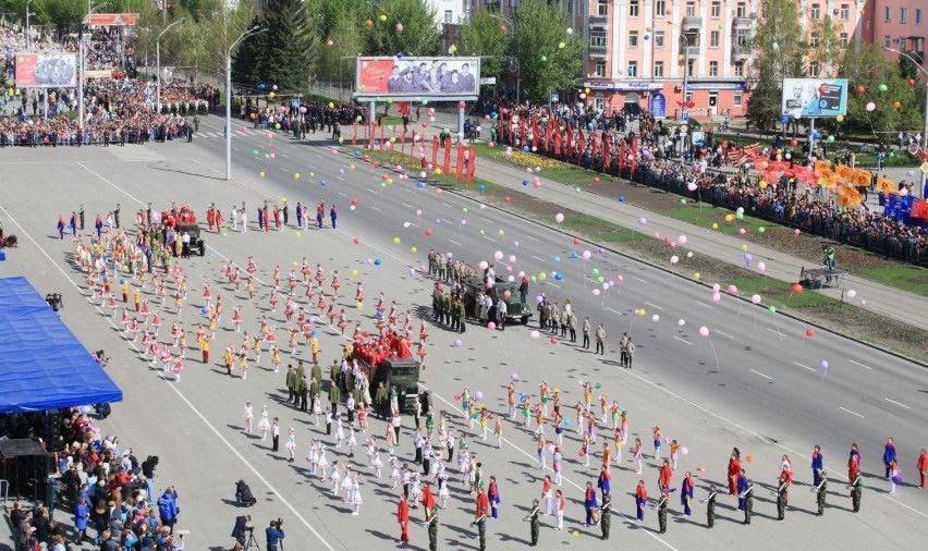 В Барнауле для проведения праздничных мероприятий перекроют несколько улиц В связи с подготовкой и проведением мероприятий, посвященных 80-й годовщине Победы в Великой Отечественной Войне, в Барнауле будет прекращено движение автомобильного транспорта и изменены схемы движения общественного транспорта. Подробнее. В День Победы, 9 мая, на площади Сахарова в 22.00 состоится праздничный салют. После мероприятия для жителей будет организована работа общественного транспорта. Маршруты отправятся с двух остановок: «Технический Университет» и «Аграрный Университет». Транспортное обслуживание населения города Барнаула после проведения праздничного салюта 9 мая 2025 года будет организованно по 17 маршрутам в количестве 75 единиц. С остановки «Технический Университет» поедут автобусные маршруты №№1, 6, 10, 20, 27, 33р, 35, 41, 47, 53, 55, 57, 60 и 144 и троллейбусный маршрут №7. С остановки «Аграрный Университет» отправятся трамваи №1 и №7.