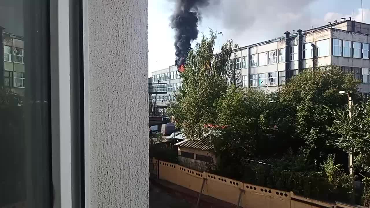 Пожар в административно-складском здании Невского района Санкт-Петербурга