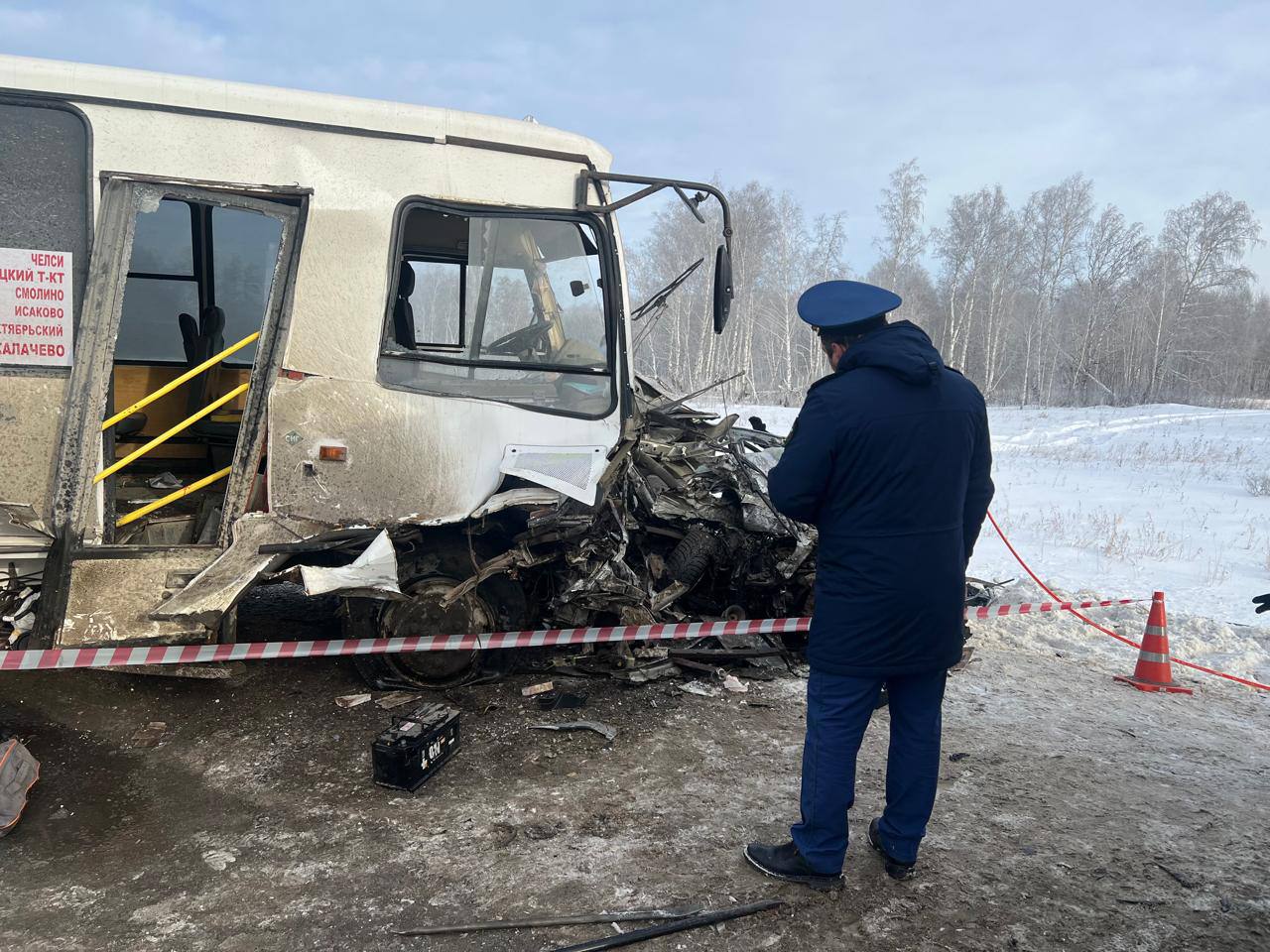 Прокуратура контролирует установление обстоятельств смертельного ДТП с машиной и пассажирским автобусом  18.01.2025 в 10:05 на 6 км а/д «Челябинск-Октябрьское» на территории Копейского городского округа произошло столкновение автомобиля "Хонда Цивик" и рейсовый автобуса ПАЗ.   В результате ДТП водитель и пассажир легкового автомобиля скончались на месте происшествия.   Пассажиры автобуса направлены для осмотра в медицинское учреждение   Прокуратура Копейска проверит исполнение законодательства о безопасности дорожного движения.    Установление всех обстоятельств произошедшего, ход проводимой доследственной проверки и принятие процессуального решения поставлены на контроль.