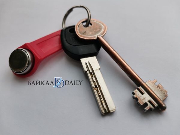 Пенсионерка из Улан-Удэ по указке мошенников продала свою квартиру, а все деньги перевела им. Началось всё с того, что женщина увидела в интернете увидела рекламу о полагающейся компенсации детям, родившимся в СССР. Позвонила по указанному номеру телефона и назвала «оператору» все свои личные данные. Она поделилась, что на полученные деньги хочет сделать ремонт в квартире. Мошенники тут же сориентировались, пообещали лично найти ей хороших ремонтников. Затем втёрлись в доверие и провернули долгую схему, итогом которой стала продажа квартиры. Причём обещали, что сделка номинальная, женщина останется в своём жилье, но зато получит ту самую «компенсацию рождённым в СССР». Подробнее здесь