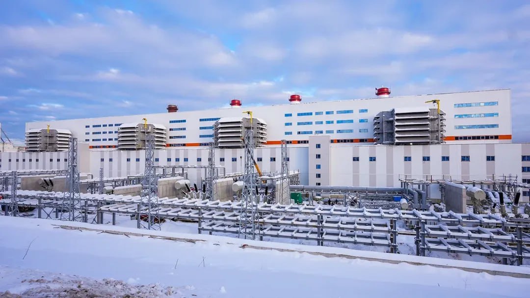 Каширская ГРЭС после обновления обеспечит электричеством треть Подмосковья Ход работ на объекте проверил губернатор Московской области Андрей Воробьев Каширская ГРЭС была построена в 1922 году и на момент ввода являлась второй по величине в Европе Спустя почти 100 лет в сентябре 2021 го в рамках президентской программы стартовала ее масштабная модернизация На станции появятся три новых энергоблока два по 450 МВт их планируют построить к 2028 году и один на 480 МВт в 2030 году Будет создано порядка 500 новых рабочих мест Воробьев подчеркнул что регион ежегодно бьет пики по электропотреблению цифровая экономика и новые предприятия нуждаются в электричестве растет запрос на центры обработки данных