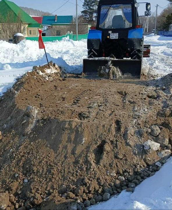 Провал дороги в деревне Арметрахимово Ишимбайского района засыпали.    Подписаться   Прислать новость