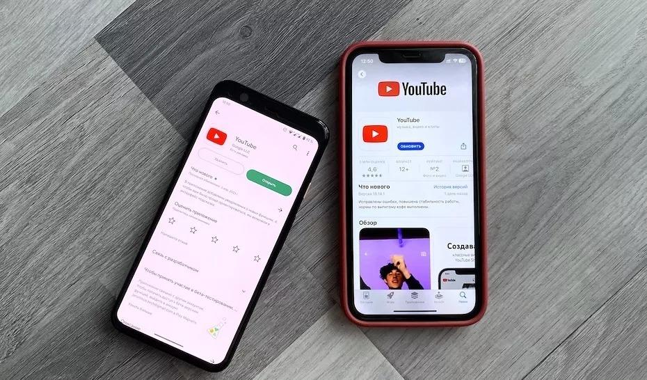YouTube запустил суперполезную опцию для жителей РФ причем бесплатно Дублирование аудиодорожки было доступно и раньше но теперь оно выходит на качественно новый уровень Новая фича доступна для всех каналов без исключения и базируется на нейросетях Она не только переводит речь но и старается сохранять интонации и эмоции автора а в некоторых случаях даже синхронизирует движения лицевых мышц говорящего Сейчас опция доступна на 27 языках среди которых уже есть русский Чтобы воспользоваться новым ИИ переводом нужно нажать на шестеренку в плеере а потом выбрать свой язык из списка звуковых дорожек На текущий момент опция может быть доступна не у всех из за постепенного развертывания Отмечается что авторы могут по желанию отключить нейродубляж YouTube на своих роликах и добавлять свой собственный или не делать его вовсе iguides