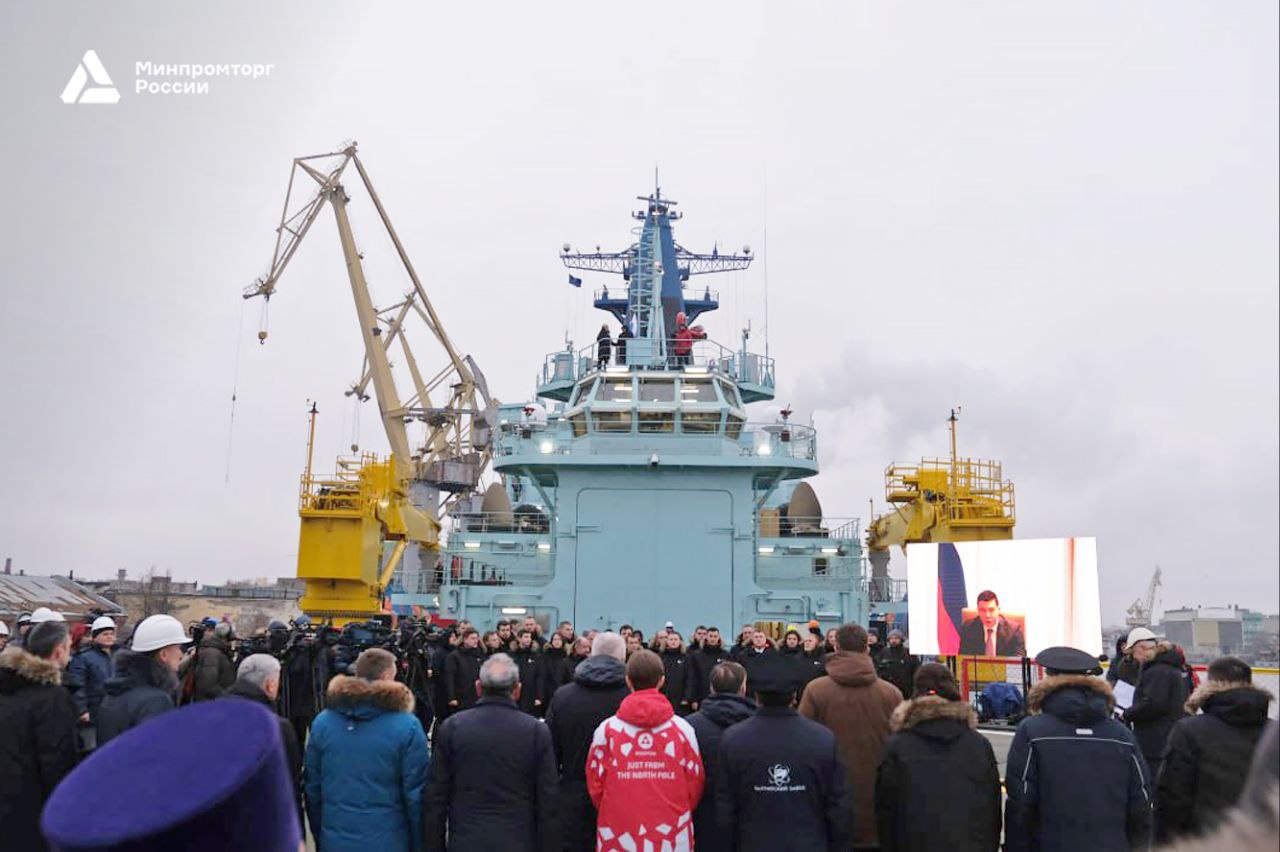 На Балтийском заводе ОСК подняли Государственный флаг России на атомном ледоколе «Якутия»    В торжественной церемонии, в режиме видеоконференции, принял участие глава Минпромторга России Антон Алиханов. На площадке Балтийского завода в Санкт-Петербурге присутствовали генеральный директор «Росатома» Алексей Лихачёв и первый заместитель гендиректора ОСК Андрей Бузинов.  «Сегодня, благодаря усилиям наших судостроителей крупнейший в мире российский ледокольный флот пополнит еще один атомоход «Якутия». Он станет продолжением серии ледоколов нового поколения, которые с 2016 года сходят со стапелей Балтийского завода. Коллектив верфи постоянно наращивает темпы сдачи каждого нового судна.   Если на постройку головного ледокола «Арктика» ушло семь с половиной лет, на первые два серийных – на год меньше, то строительство ледокола «Якутия» завершено всего за 4 года», – отметил глава Минпромторга России Антон Алиханов.     Атомный ледокол «Якутия» — четвёртое судно проекта 22220, построенное на Балтийском заводе. Закладка состоялась 26 мая 2020 года, а спуск на воду — 22 ноября 2022 года. Напомним, что в церемонии спуска в 2022 году принял участие Президент России Владимир Путин.    Ледоколы проекта 22220 — это самые большие и мощные ледокольные суда в мире, которые обеспечивают круглогодичную навигацию в западной части Арктики.