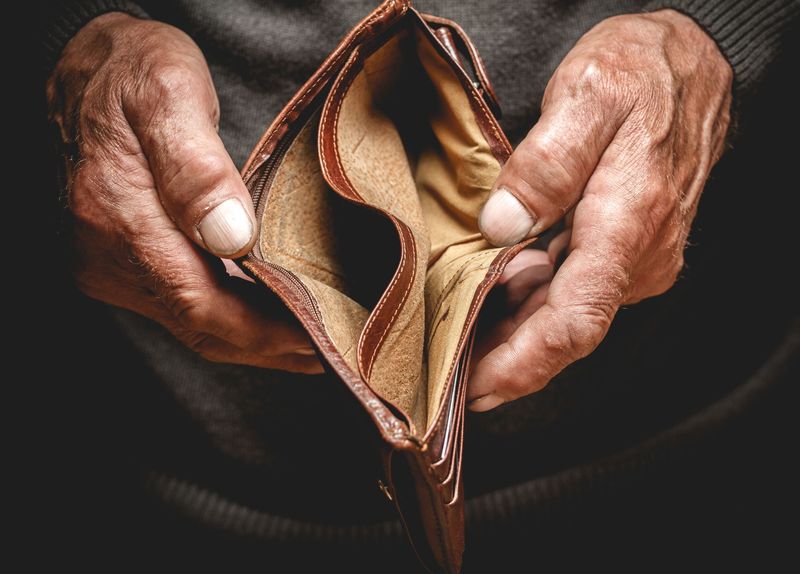 За чертой бедности в Алтайском крае проживает 12,1% жителей – это 260 тысяч человек По данным Росстата, в 2024 году в Алтайском крае насчитывалось 255,9 тысяч жителей или 12,1 % населения , доходы которых не превышали прожиточного минимума. При этом годом ранее «крайне бедных» граждан в регионе было на 27,2 тысячи больше +1,2 % . Прожиточный минимум в 2024 году составлял 13 753 рубля. Однако, даже несмотря на улучшение ситуации за год, Алтайский край остается в числе регионов Сибирского федерального округа с наиболее высоким уровнем бедности, уступая только Хакасии, Республике Алтай и Тыве. Для сравнения, самый низкий уровень бедности в Сибири отмечен в Кемеровской области 8% . В целом по России уровень бедности снизился до 7,2% 10,5 млн человек , что на 1,1% меньше, чем в 2023 году. Наиболее высокий уровень бедности наблюдается в Ингушетии, Тыве и Карачаево-Черкессии, а самый низкий – в Санкт-Петербурге, Ямало-Ненецком автономном округе и Татарстане.