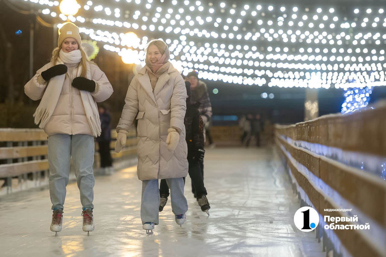 Одним из первых в Челябинске откроется каток в парке Терешковой  В этом году здесь установят фудкорт, киоски с горячими напитками, места для переодевания и прокат коньков. Длина дорожек составит 800 метров, а вот ширина разная: на боковых аллеях — 2,5 метра, на центральной — 15 метров.  Каток откроют, когда установится постоянная минусовая температура.    / Прислать новость