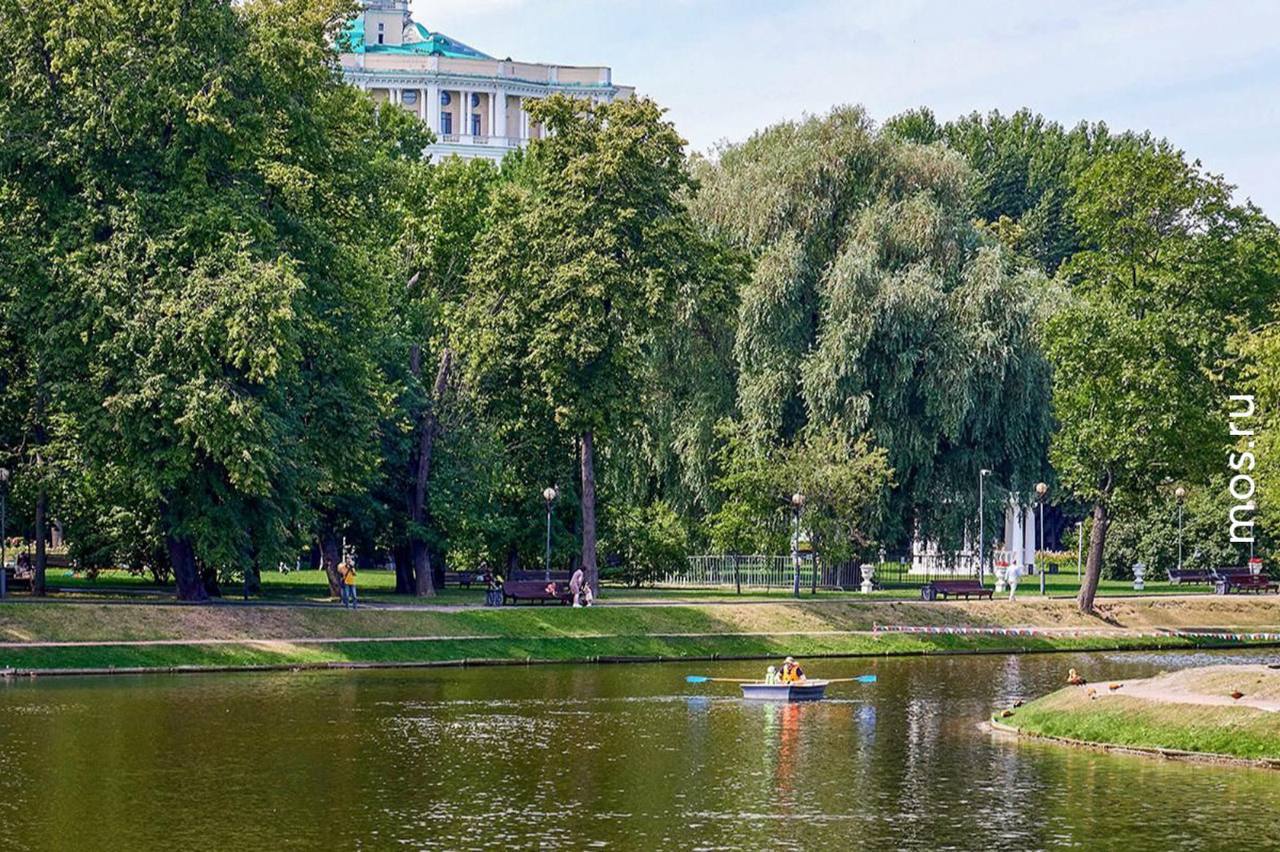 В самом сердце столицы приведут в порядок Екатерининский парк. Его ждет комплексное благоустройство: появятся новые зеленые насаждения, обновятся пешеходные маршруты и места для отдыха. Парк площадью почти 18 гектаров расположен рядом с театром Российской армии и метро «Достоевская», а ещё играет важную роль в жизни ветеранов. Рассказывайте, были ли в этом парке?