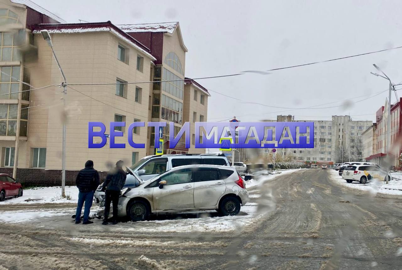 За несколько часов дворы и дороги Магадана покрылись снегом.   Как результат - множество мелких, но таких неприятных для каждого автовладельца ДТП.   МЧС Магаданской области напомнило, как избежать трагедии на зимней дороге:       поменять резину    ехать медленно и аккуратно     не лениться перед поездкой очищать дворники от наледи    избегать резких движений при вождении     Подписаться