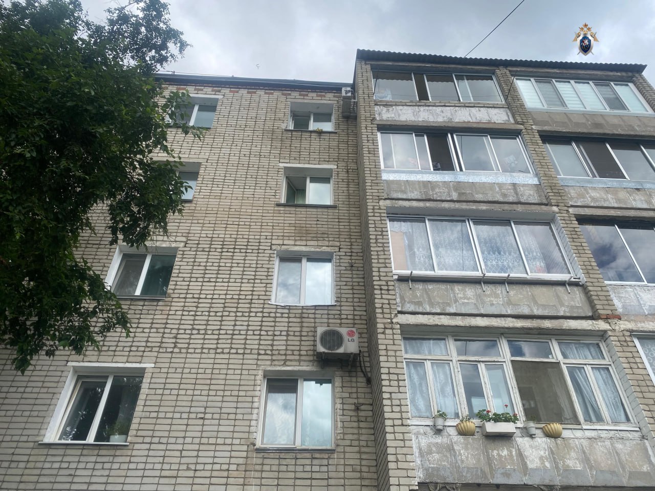 В Белогорске из окна на 4 этаже выпала 6-летняя девочка  Следователи начали проверку по факту травмирования ребенка в Белогорске. Днем 3 июля из окна на 4-м этаже пятиэтажки по ул. Ленина выпала девочка, 2019 года. Ребенок повредил бедро, получил зарытую черепно-мозговую травму.  Врачи оценили состояние девочки как тяжелое.  В настоящее время устанавливаются все обстоятельства произошедшего.          Реклама