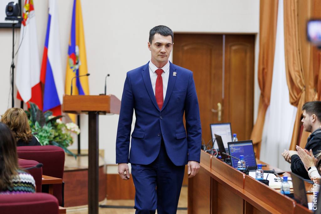 Глава Череповца Роман Маслов подал в отставку Об этом он сообщил в своих соцсетях Принял непростое решение подать в отставку С 25 февраля перехожу работать в Заксобрание области Безусловно буду работать во благо родного Череповца Знаю что Череповец продолжит развиваться становиться сильнее и уютнее От всей души благодарю каждого из вас за доверие поддержку неравнодушие Выражаю благодарность команде губернатора и лично Георгию Филимонову На протяжении всего года мы ощущали вашу надежную поддержку как в решении текущих задач так и в выстраивании долгосрочной стратегии развития города заявил Роман Маслов Роман Маслов стал мэром Череповца 25 марта 2025 года