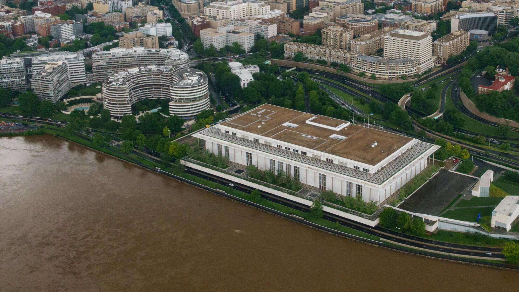 Центр исполнительских искусств имени Джона Кеннеди в Вашингтоне будет переименован в Центр Трампа и Кеннеди Белый дом Как сообщила пресс секретарь Трампа Левитт совет директоров Кеннеди центра единогласно проголосовал за переименование Кеннеди центра в Трамп Кеннеди центр в знак признания невероятной работы проделанной президентом Трампом за последний год по спасению здания Наш канал в MAX