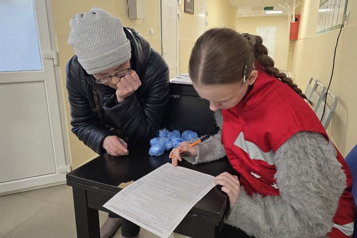 В крупном уральском городе перестал работать номер вызова скорой помощи В Челябинске на подстанции скорой медицинской помощи оказался временно недоступен номер 103. Жителей города попросили воспользоваться альтернативными номерами для связи. Об этой проблеме сообщил телеграм-канал Минздрава Челябинской области. — Из-за краткосрочной нештатной ситуации на подстанции скорой медпомощи в Челябинске временно недоступен номер 103. Дежурные службы оперативно восстанавливают связь. Для вызова скорой медицинской помощи вы можете использовать номер 112, — отмечает ведомство. Горожане могут также воспользоваться дополнительными телефонами подстанций скорой медицинской помощи в разных районах Челябинска: Курчатовский район — 8 351 794-65-33, Металлургический район — 8 351 722-54-11, Центральный район — 8 351 263-06-83, Тракторозаводский район — 8 351 772-86-83, Ленинский район — 8 351 256-29-56, Советский район — 8 351 262-74-29, мкр. Новосинеглазово — 8 351 282-27-21.