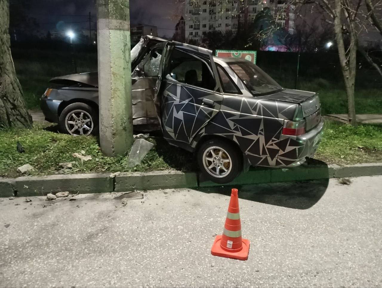 Девушка на Ладе влетела в столб на Пожарова.  ДТП произошло в полночь у дома 1Б, там 20-летняя девушка не вписалась в закругление дороги. Водитель в больнице, но без серьезных травм.   Севастополь