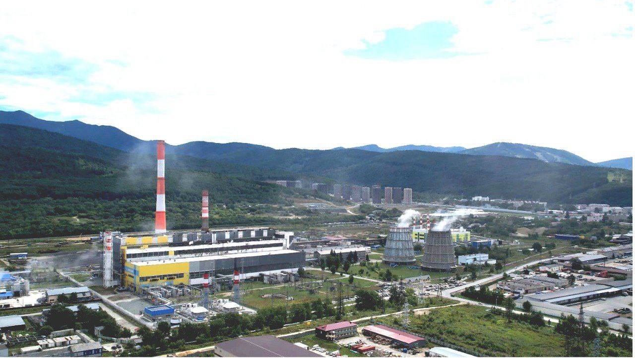 На Южно Сахалинской ТЭЦ 1 началось строительство шестого энергоблока Это позволит увеличить установленную мощность станции до 498 6 МВт Энергоблок состоит из двух газотурбинных агрегатов российского производства Суммарная мощность 50 МВт В 2024 году на станции были введены в работу два аналогичных газотурбинных агрегата общей мощностью 50 МВт Южно Сахалинская ТЭЦ 1 мощностью 448 6 МВт и 783 5 Гкал ч самый крупный энергоисточник Сахалинской области снабжает электроэнергией практически весь юг острова поддерживает устойчивый режим работы в энергосистеме и обеспечивает теплоснабжение Южно Сахалинска Сахалинэнерго РусГидро ЮжноСахалинскаяТЭЦ Сахалин Сахалинэнерго ДальнийВосток