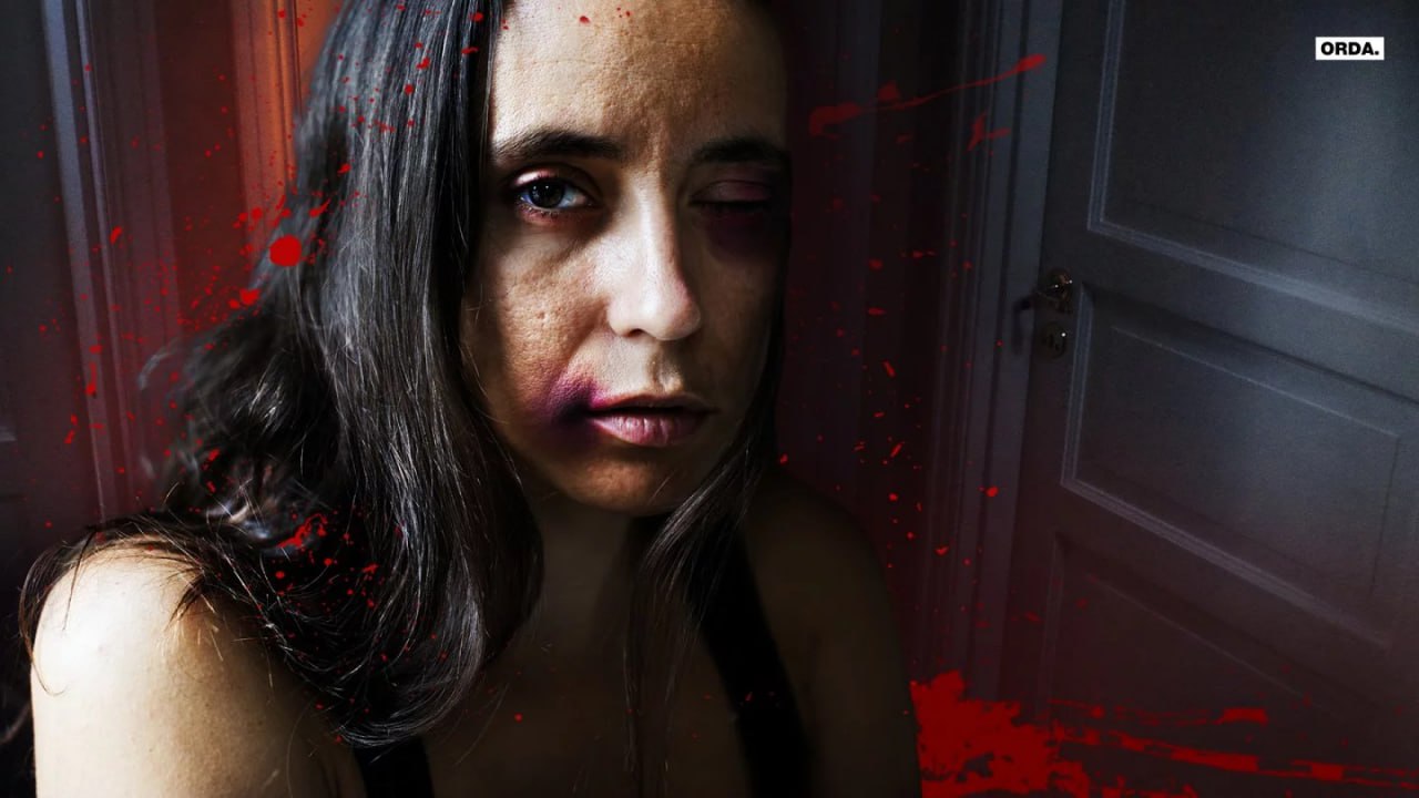 137 девочек и женщин каждый день погибают от рук самых близких Такие данные приводит ООН 50 тысяч женщин и девочек погибли от насилия со стороны своих партнёров или родственников в 2024 году Сведения представлены в новом докладе управления ООН по наркотикам и преступности и структуры ООН женщины В прошлом году умышленно убили 83 тысячи женщин и девочек 60 50 тысяч из них пострадали от рук самых близких в среднем это 137 жертв каждый день Для сравнения среди мужчин такой показатель составляет лишь 11 Дом остаётся опасным а порой и смертельно опасным местом для многих женщин и девочек заявил и о главы УНП ООН Джон Брандолино Он отметил ситуация не улучшается Самый высокий уровень фемицидов совершаемых партнёрами или членами семьи наблюдается в странах Африки три случая на 100 тысяч женщин Далее страны Америки 1 5 Океании 1 4 Азии 0 7 и Европы 0 5 На днях страну потрясла очередная трагедия в Талгарском районе реплай Отец убил собственную дочь Мужчина 16 раз ударил ножом 15 летнюю девочку Что до сих пор вынуждены терпеть жертвы домашнего насилия в Казахстане мы рассказывали здесь по клику Позднее мы публиковали опрос с темой Работает ли в Казахстане закон Салтанат можно оставить голос t me orda kz