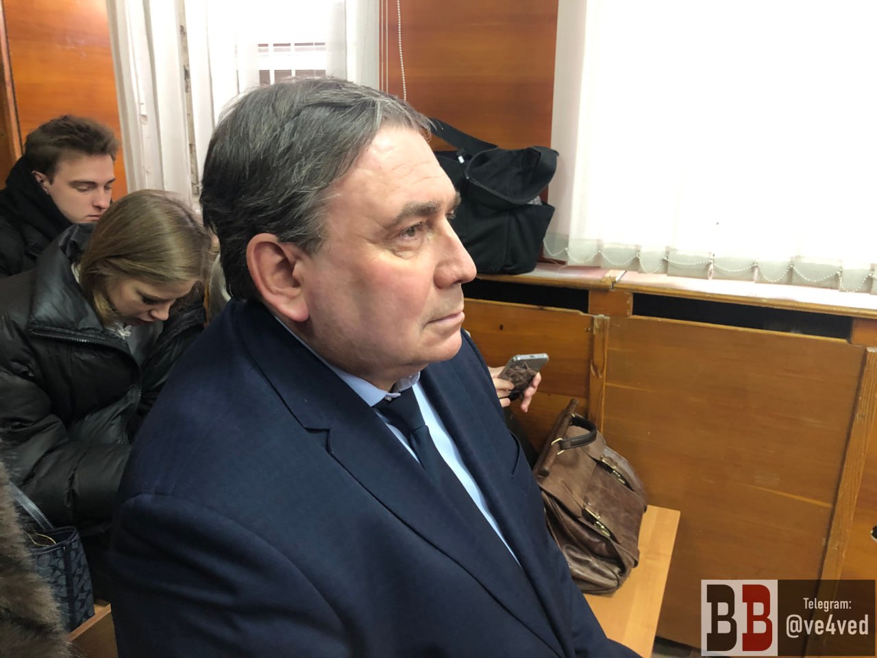 Процесс по уголовному делу экс министра ЖКХ Свердловской области закрыли от СМИ после его заявления о получении медали Участнику СВО На открытой части второго заседания по коррупционному делу Николая Смирнова в Верх Исетском суде Екатеринбурга Смирнов успел рассказать при журналистах что получил медаль Участнику Специальной военной операции Не уточнив правда при каких обстоятельствах награда была получена После этого гособвинение попросило закрыть процесс от слушателей и прессы ссылаясь на тайну следствия Несмотря на то что предварительное следствие по делу уже завершено и оно находится на этапе судебного следствия судья Ольга Антонова удовлетворила ходатайство прокурора Ранее к слову так же закрывали от СМИ судебные заседания по громкому коррупционному делу Титановой долины где тоже звучали фамилии высших руководителей из областной власти Недавно мы писали что Смирнов в своих показаниях данных следователям по другому делу рассказал о роли экс губернатора Евгения Куйвашева в событиях которые сейчас квалифицированы как преступления Сам Смирнов не сегодняшнем суде отверг интерпретацию что его показания даны против Куйвашева впрочем по существу отвечать на вопросы журналистов на эту тему он отказался На основании показаний Смирнова напомним были арестованы бывший вице губернатор Олег Чемезов бывший коммунальный олигарх Алексей Бобров и топ менеджеры его структур Антон Боликов Дмитрий Буданов заочно и Татьяна Черных Смирнова напомним обвиняют в получении взятки в 980 тысяч рублей за общее покровительство при выполнении контрактов на реконструкцию и строительство сетей водоснабжения в проблемных городах Свердловской области Он полностью признал вину и заключил сделку со следствием поэтому его дело рассматривается в особом порядке отдельно от дел его замов Дмитрия Кислицына и Игоря Чикризова также являющимися обвиняемыми в этой коррупционной схеме Месяц назад о получении госнаград за участие в боевых действиях заявил другой подследственный бывший свердловский министр экс глава МУГИСО Алексей Пьянков По его словам он получил медаль Суворова две медали За отвагу медаль ордена За заслуги перед Отечеством II степени орден Мужества благодаря чему уголовное дело против него было прекращено Телеграм канал ve4ved Поддержать Подписаться Прислать новость 18