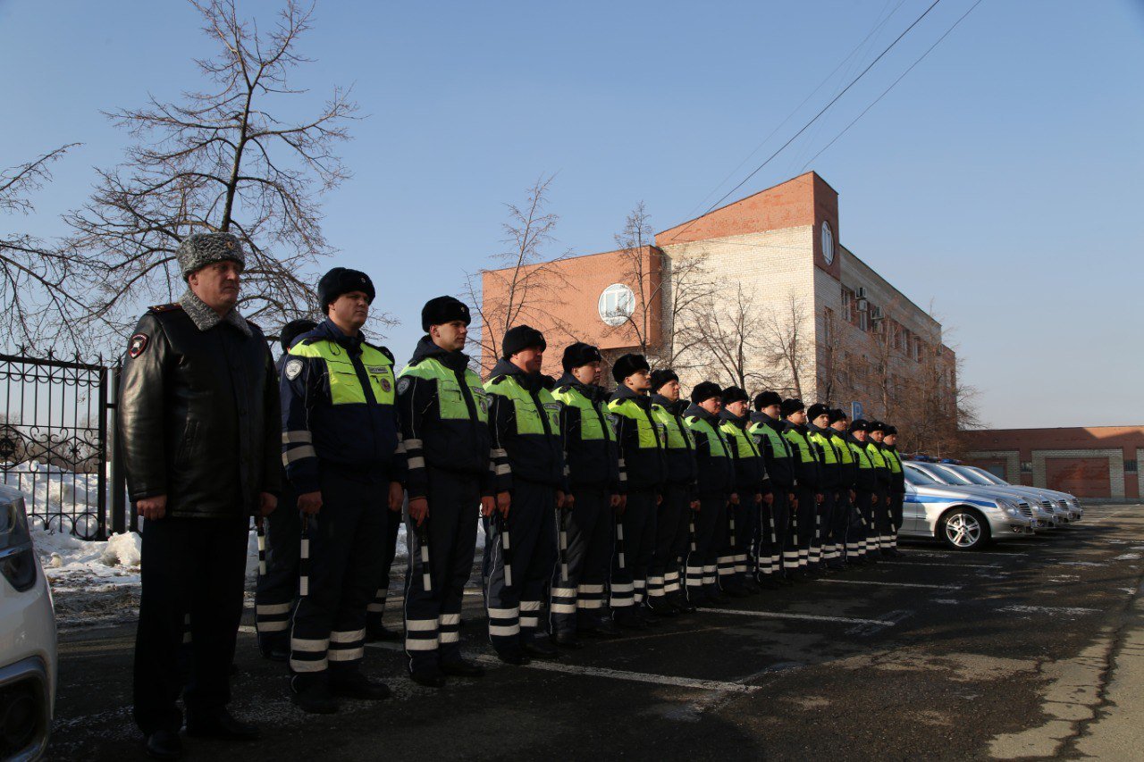 19 автомобилей злостных нарушителей законодательства переданы для нужд СВО  В церемонии приняли участие: начальник ГУ МВД России по Челябинской области генерал-майор полиции Сергей Космачев, руководитель Межрегионального территориального управления Федерального агентства по управлению государственным имуществом в Челябинской и Курганской областях Виталий Корниленко, общественный деятель, волонтер и президент Федерации панкратиона Сергей Нечет, а также директор благотворительного фонда «Ветераны СВО и КТО» Сергей Павленко.  «Сегодня мы рады быть причастными к передаче очередной партии имущества, необходимого для скорейшего продвижения наших войск и приближения долгожданной Победы», – обратился к участникам мероприятия Сергей Космачев.  Машины будут направлены в Министерство обороны и будут использоваться на линии боевого соприкосновения, принося пользу армии России.     #мвд74 #полиция74 #ПолицияЧелябинскойобласти #челябинскаяобласть