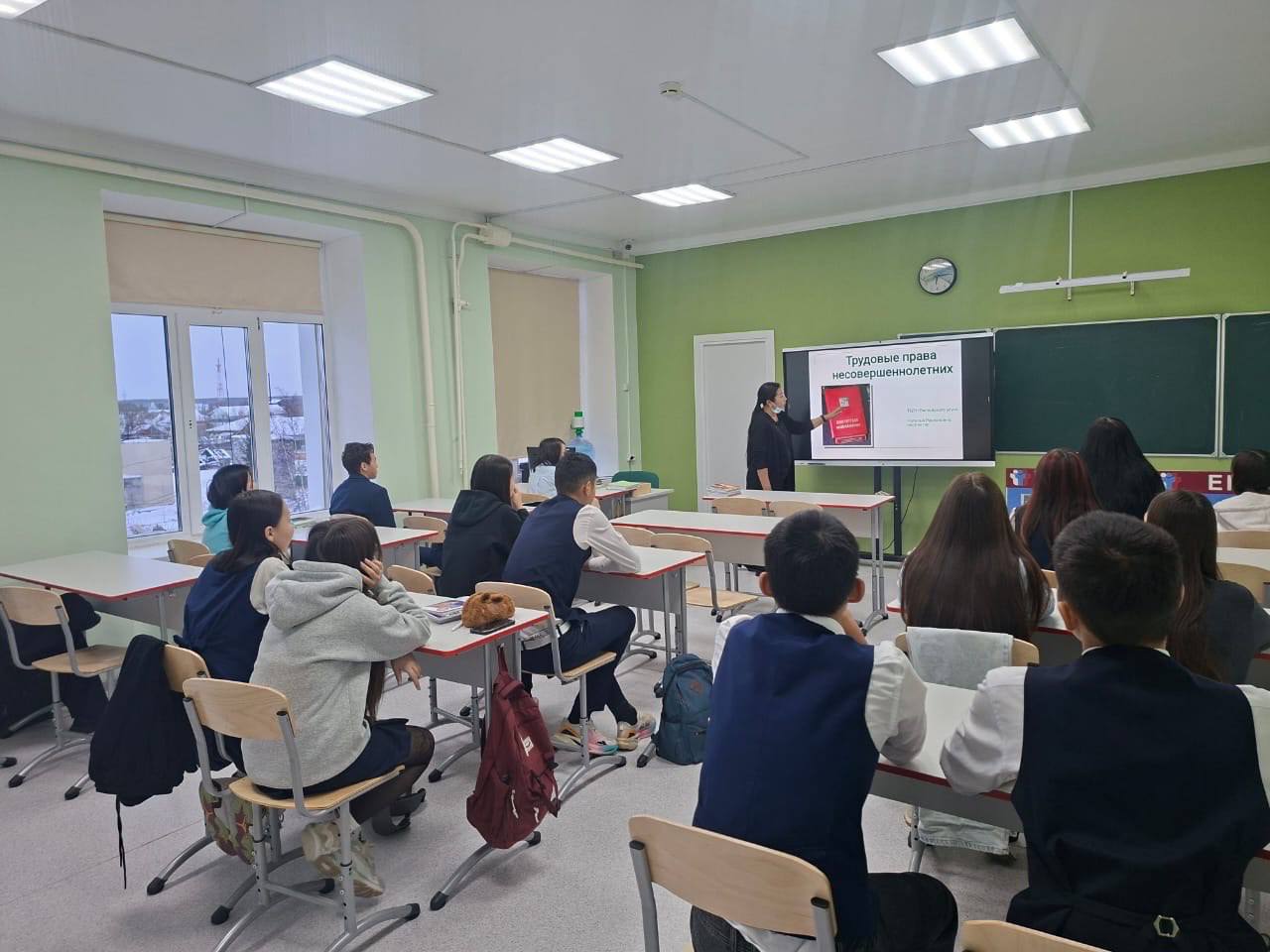 Кадровый центр Вилюйского улуса провел профориентационное мероприятие для учеников 9 х классов ВСОШ 3 им Н С Степанова Мероприятие было приурочено к Всероссийскому дню правовой помощи детям Занятие прошло в формате классного часа   Специалисты центра познакомили школьников с услугами службы занятости включая организацию летнего трудоустройства подростков а также рассказали о правильном выборе профессии и подготовке к самоопределению Всего в мероприятии приняли участие 17 школьников Цель акции повышение правовой грамотности подростков укрепление их юридических знаний и создание безопасной среды для развития молодого поколения   Такие инициативы способствуют формированию культуры правового сознания и развитию более справедливого общества
