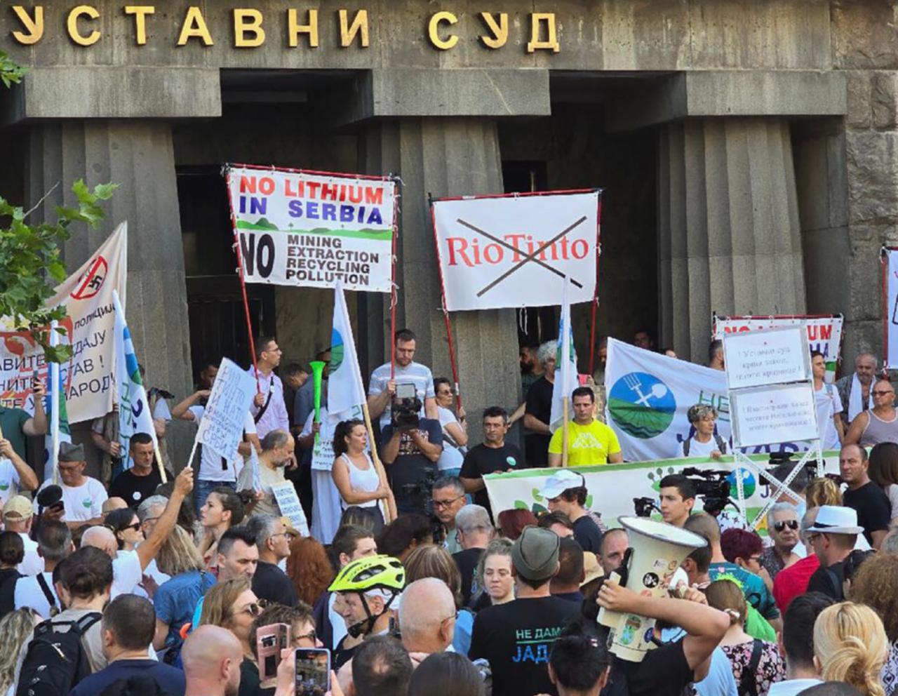 Мечты Европы о сырьевой независимости в плане критически важных металлов рушатся Австралийско британский концерн Rio Tinto законсервировал свой литиевый проект Jadar в Сербии Реализация проекта оценивалась в 2 95 млрд Руководство Rio ранее на этой неделе объявило что проект будет переведен в режим заботы и обслуживания в рамках усилий по упрощению портфеля и приоритезации краткосрочных возможностей Соглашение о добыче в Сербии лития для нужд ЕС подписанное в 2024 году возымело в республике эффект разорвавшейся бомбы Сербская оппозиция обвинила власти в превращении страны в дешевую сырьевую колонию и объявлении войны собственному народу По стране прокатились протесты В прошлом году на запуск проекта приехали Шольц и замглавы Еврокомиссии Шефчович Было подписано соглашение о сотрудничестве Сербии и ЕС в сфере стратегического сырья В первую очередь лития Предприятие должны были запустить в 2028 году Добывать планировали 58 тыс тонн лития в год что достаточно для производства 1 1 млн электромобилей около 17 европейского рынка Сербия благодаря литию планировала получать 10 12 млрд в год или 16 своего ВВП