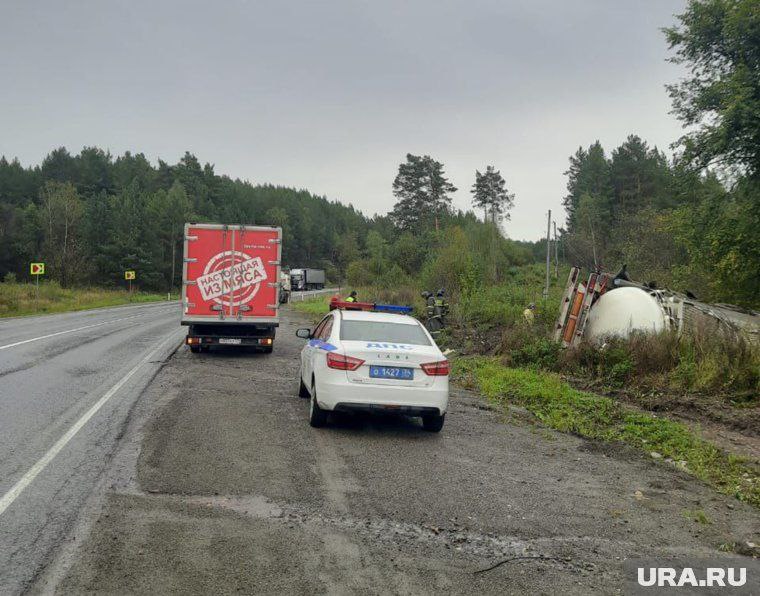Утечка аммиака произошла на трассе в Челябинской области Сегодня на трассе М 5 водитель цистерны с аммиаком не справился с управлением и перевернулся в кювет Травмы получил один человек Сейчас на месте аварии происходит утечка аммиака вещества 4 го класса опасности К месту ДТП стянуты экстренные службы Пресс служба ФКУ Упрдор Южный Урал Подписаться Дать буст