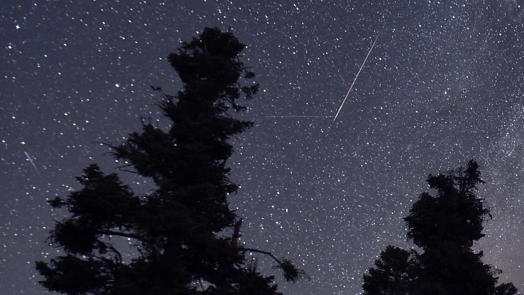 Россияне в ноябре увидят звездопад Леониды из созвездия Льва Метеорный поток Леониды достигнет пика активности в ночь с 17 на 18 ноября В это время на ночном небе можно будет увидеть до 15 падающих звезд в час сообщили в Московском планетарии Как рассказали специалисты метеорный поток Леониды рожден остатками кометы 55Р Темпеля Туттля которая возвращается к Земле каждые 33 года Кометная пыль попадая в атмосферу Земли сгорает образуя метеоры яркие вспышки Он действует ежегодно с 6 по 30 ноября достигая пика активности в середине месяца В 2025 году поток достигнет пика за несколько дней до новолуния что обеспечит отличные условия наблюдения Подписаться на truekpru Читать нас в MAX