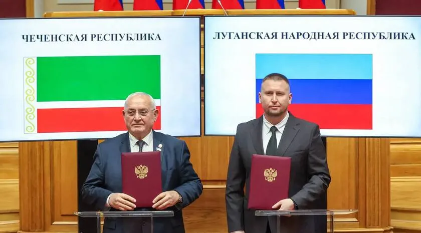Председатель Народного Совета ЛНР Денис Мирошниченко подписал соглашения о межпарламентском сотрудничестве с главой Парламента Чеченской Республики и руководителем Ивановской областной Думы Об этом сообщила пресс служба Народного Совета ЛНР В Санкт Петербурге в рамках мероприятий Совета законодателей при Федеральном Собрании Председатель Народного Совета ЛНР Денис Мирошниченко подписал соглашения о межпарламентском сотрудничестве с Председателем Парламента Чеченской Республики Шаидом Жамалдаевым и Председателем Ивановской областной Думы Мариной Дмитриевой проинформировали в парламенте ЛНР Мы в Макс