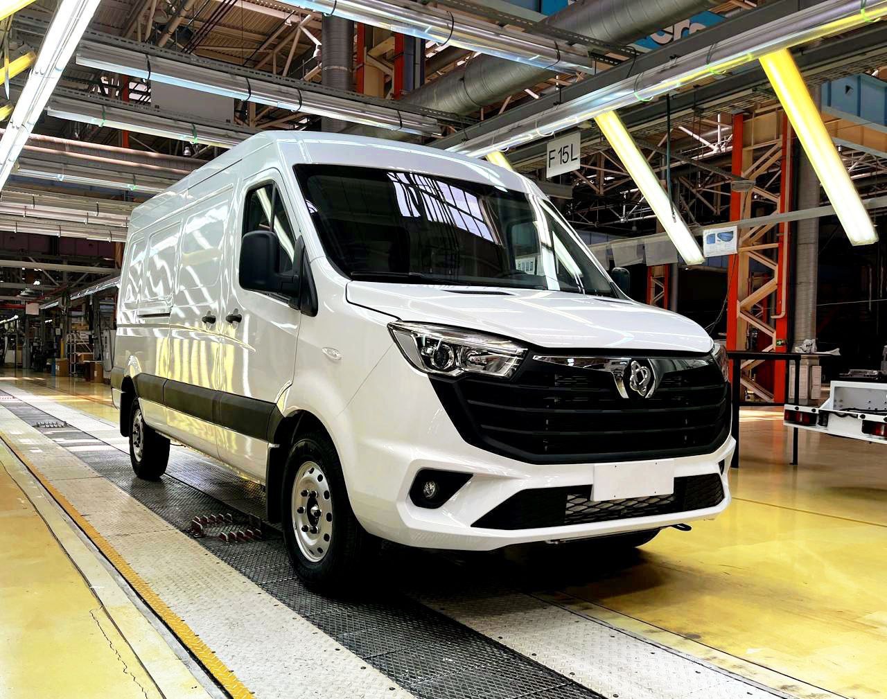 "Соллерс" запустил производство новых коммерческих автомобилей Sollers SF5, сообщили в секретариате первого вице-премьера Дениса Мантурова. Там уточнили, что Sollers SF5 является первым российским автомобилем своего класса, который серийно оснащается автоматической коробкой передач. Ожидается, что к концу года уровень локализации новой модели составит 70%, отмечается в сообщении.