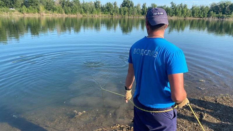 Трагедия на воде в Илекском районе: утонул мужчина В Оренбургской области на озере Бахчевое близ села Студеное Илекского района утонул 35-летний мужчина, сообщили в МЧС. Причины трагедии устанавливаются. По данным ведомства, с начала 2025 года на водоемах региона погибли 20 человек, включая четверых детей. МЧС призывает соблюдать правила безопасности на воде.